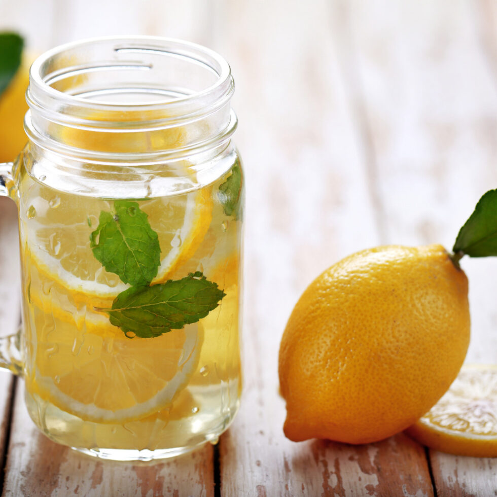 Zitronenwasser · Iss Dich gesund ・ Melanie Hinkel Zitronenwasser · Iss Dich gesund ・ Melanie Hinkel